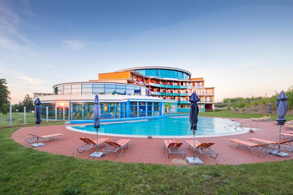 Property building, Spa and wellness centre/facilities, Swimming pool