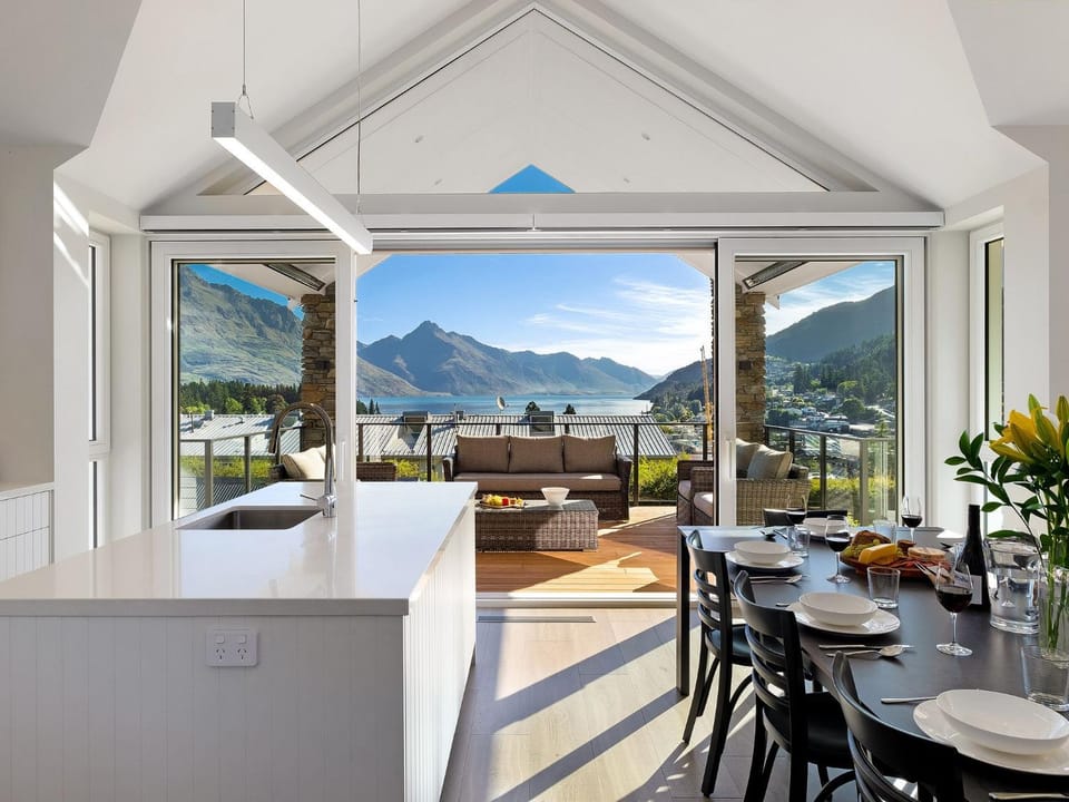 Day, Natural landscape, Balcony/Terrace, Seating area, Dining area, Lake view, Mountain view