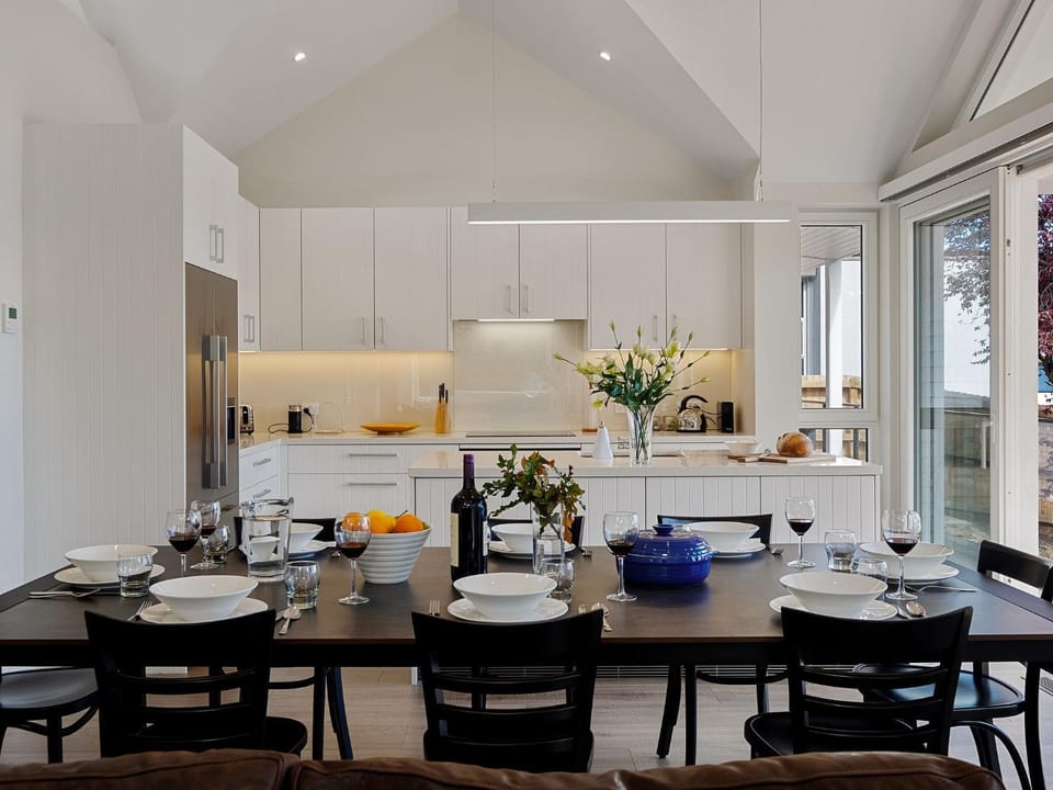 Kitchen or kitchenette, Seating area, Dining area