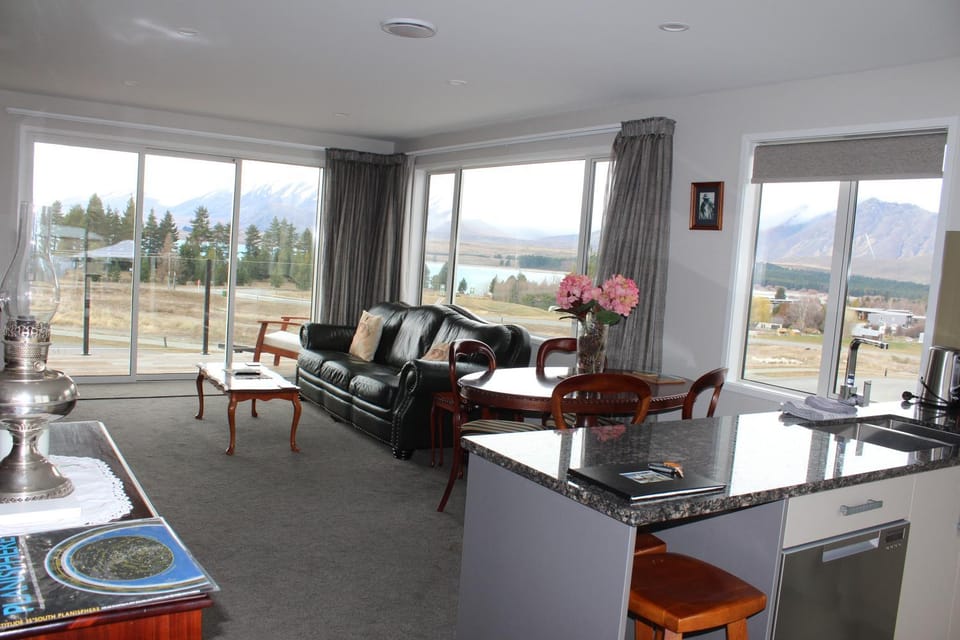 Kitchen or kitchenette, Living room, Dining area, Lake view, Mountain view, Quiet street view