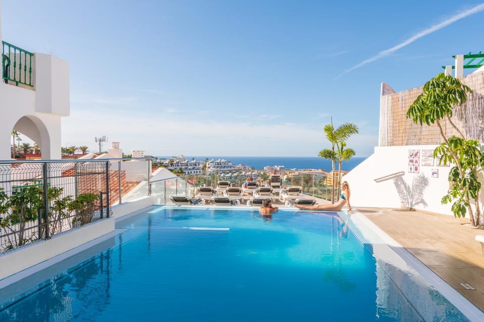 Swimming pool, sunbed