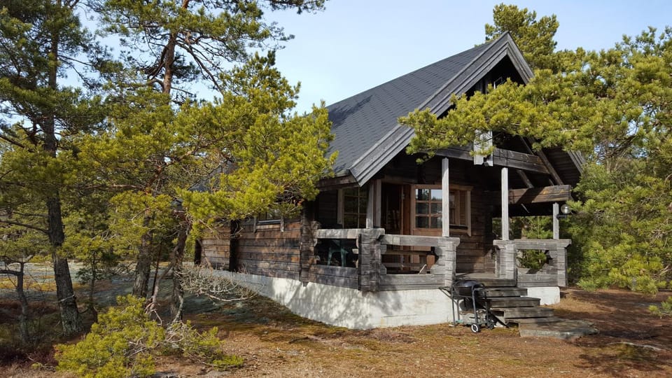 Property building, Facade/entrance, BBQ facilities, Balcony/Terrace
