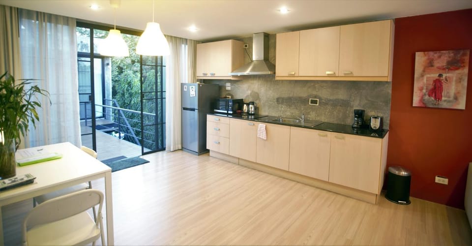 Coffee/tea facilities, microwave, stove, toaster, kitchen