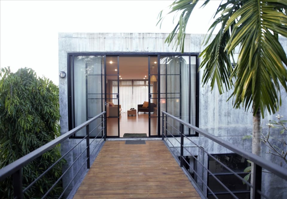 Facade/entrance, Balcony/Terrace