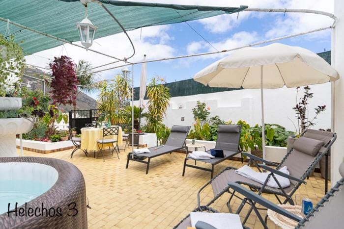 Patio, Restaurant/places to eat, Activities, BBQ facilities, Hot Tub, Balcony/Terrace, Seating area, Dining area, Animals, Pets, Area and facilities, Location, furniture, heating, internet, pet friendly, storage, sunbed, towels, washing machine