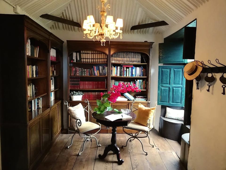 Restaurant/places to eat, Activities, Library, Living room, Photo of the whole room, Seating area, Hiking, Area and facilities, Location, furniture, storage, wardrobe