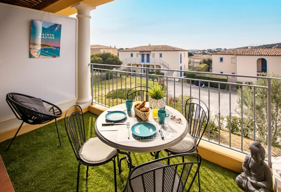 Patio, Day, Balcony/Terrace, Seating area, Dining area