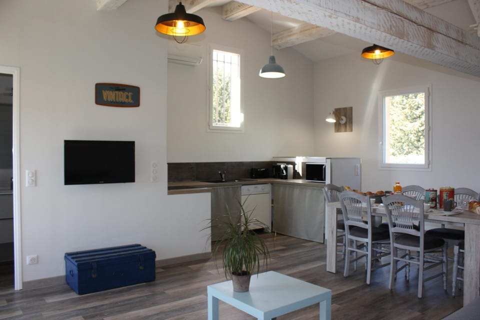 Coffee/tea facilities, Kitchen or kitchenette, Dining area