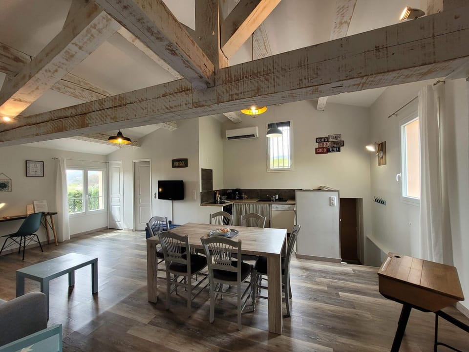 Kitchen or kitchenette, Seating area, Dining area