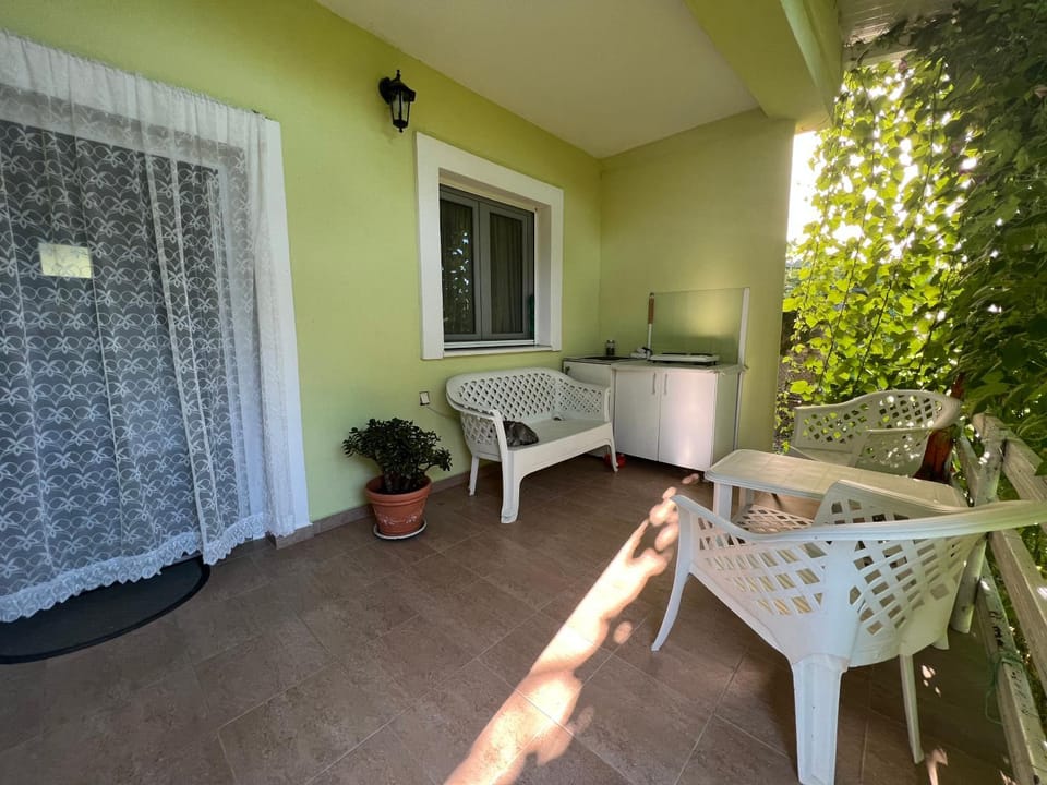 Day, Garden, Balcony/Terrace, Balcony/Terrace, Living room, Seating area