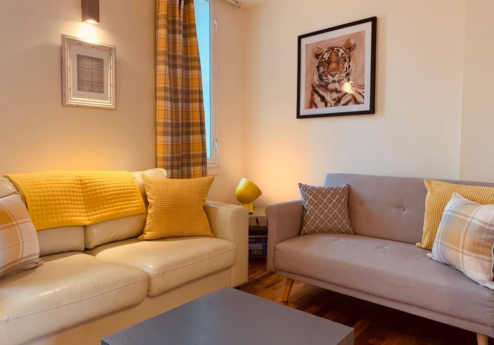 Living room, Decorative detail, Dining area