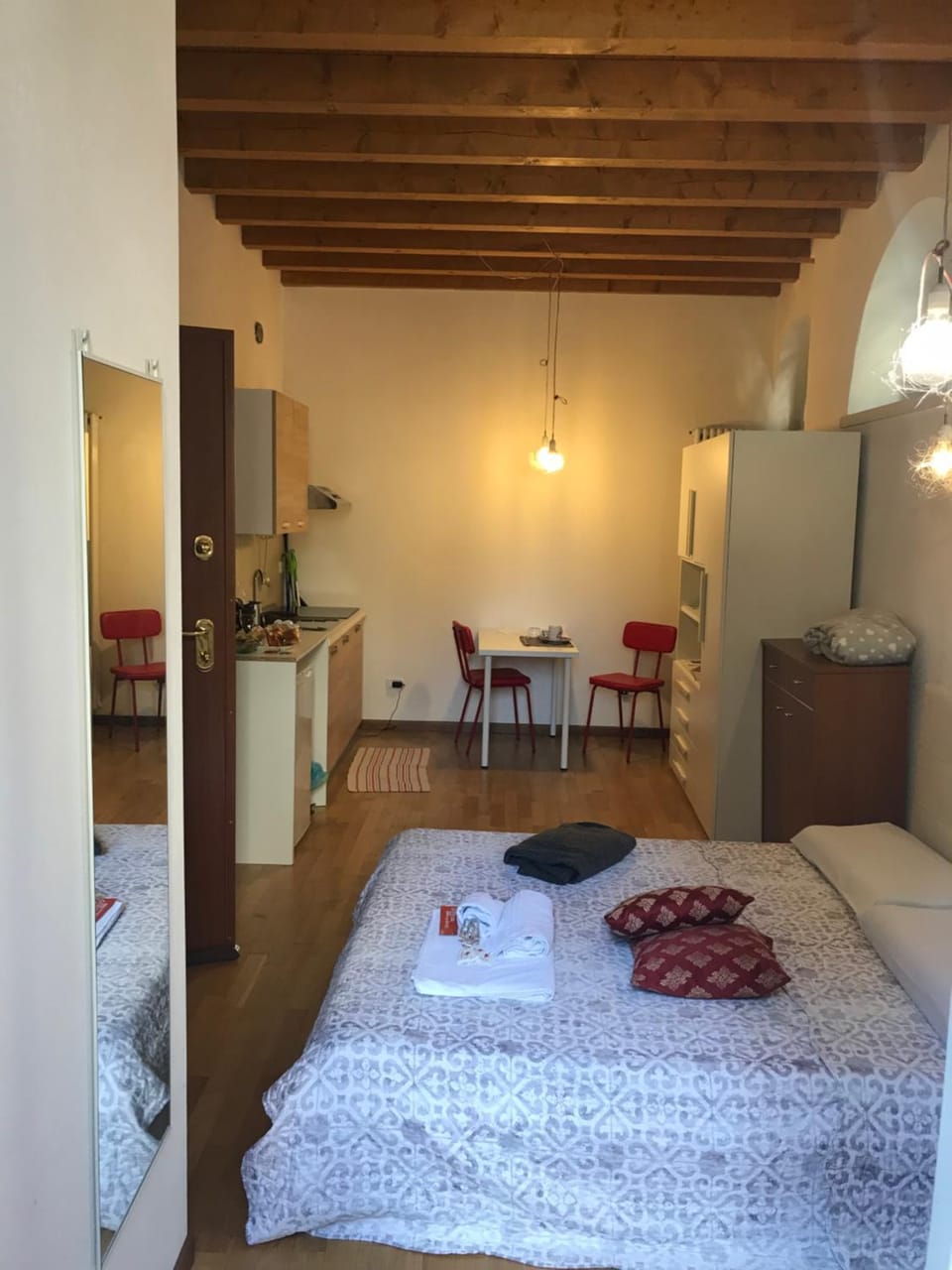 Bed, Kitchen or kitchenette, Photo of the whole room, Dining area, Bedroom, towels