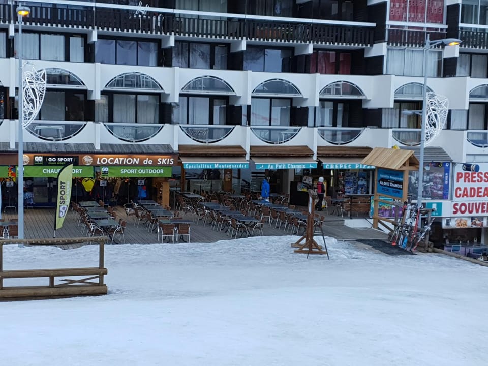 Restaurant/places to eat, Area and facilities