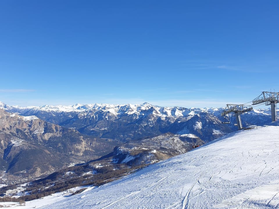 Skiing, Entertainment