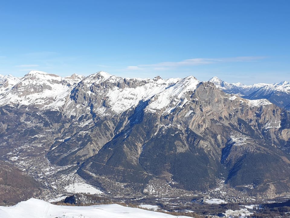 Skiing, Entertainment