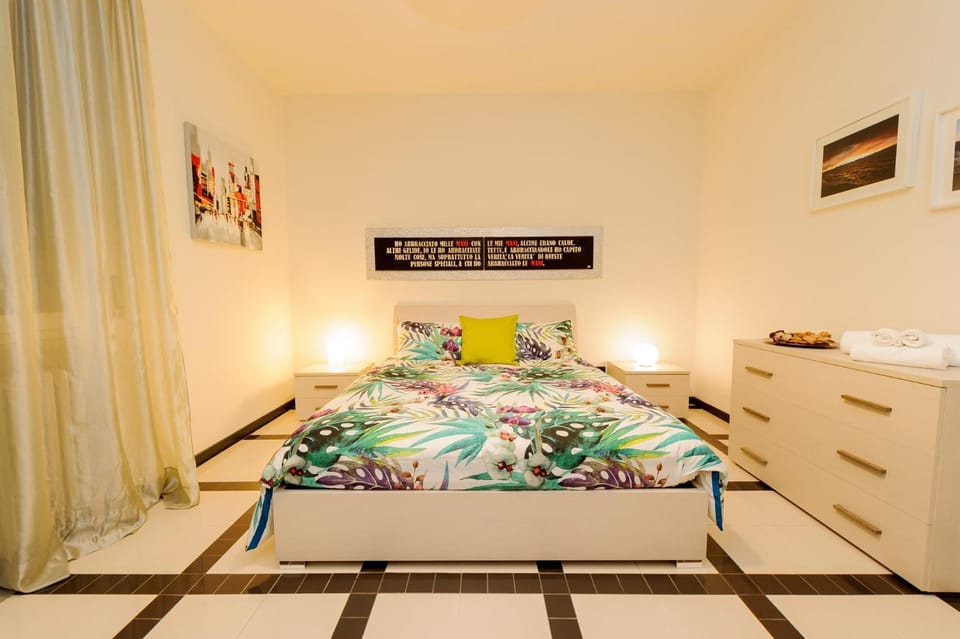 Photo of the whole room, Decorative detail, Bedroom