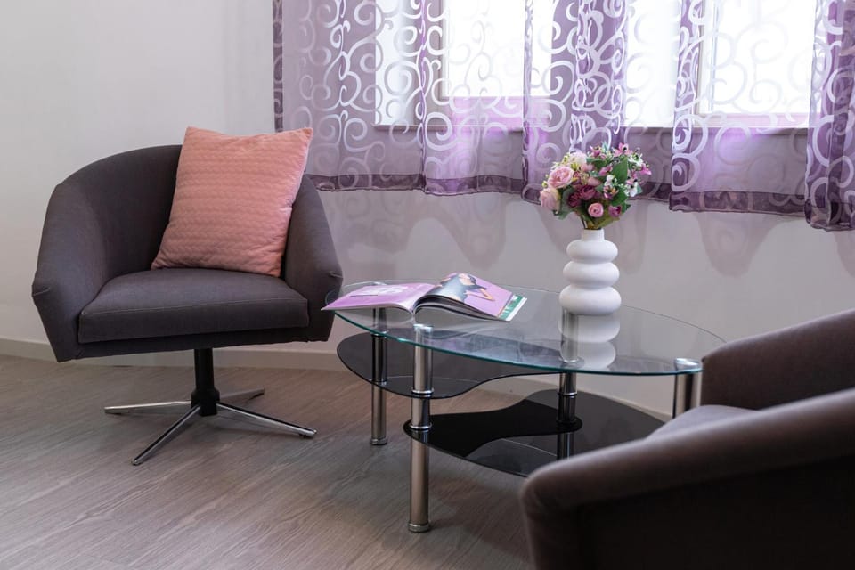 Photo of the whole room, Seating area