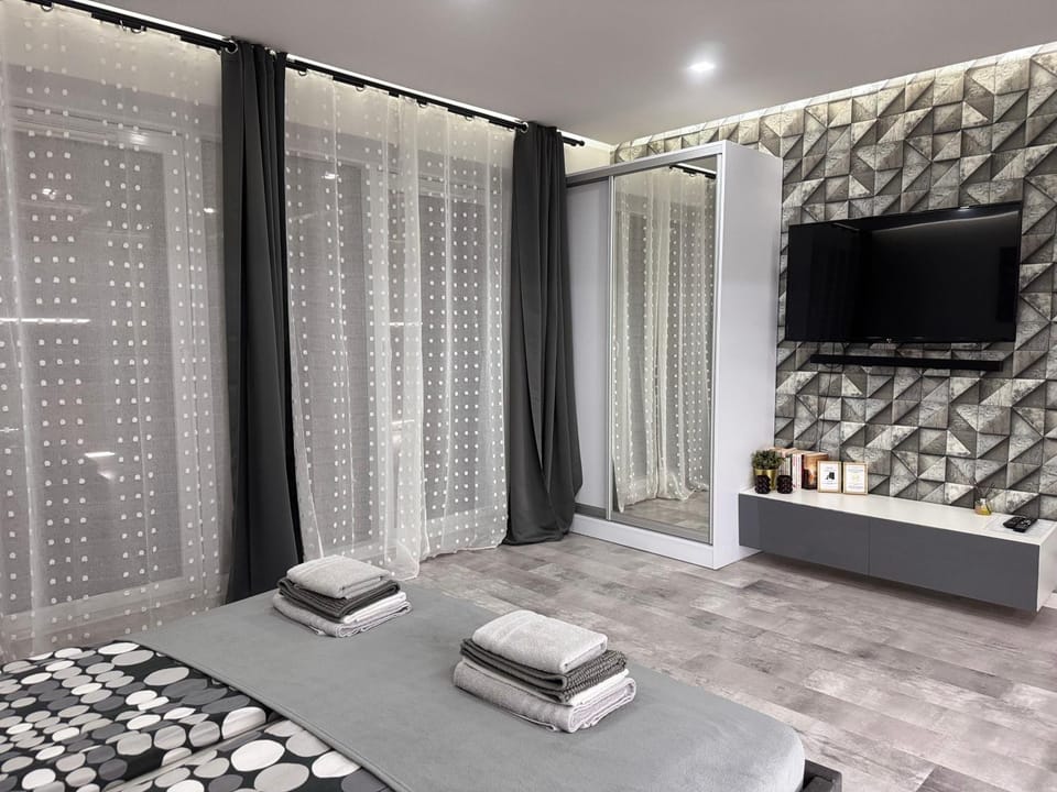 Bed, TV and multimedia, Bedroom, towels