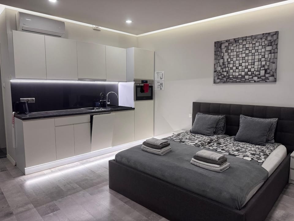 Bed, Kitchen or kitchenette, Bedroom, dishwasher, microwave, oven, stove, towels, kitchen