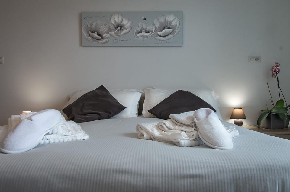 Bed, Photo of the whole room, Bedroom, towels