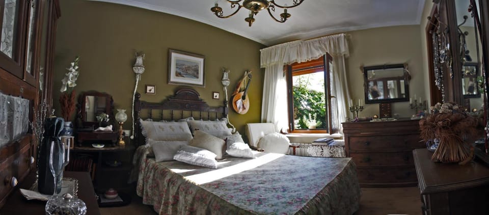 Photo of the whole room, Decorative detail, Garden view