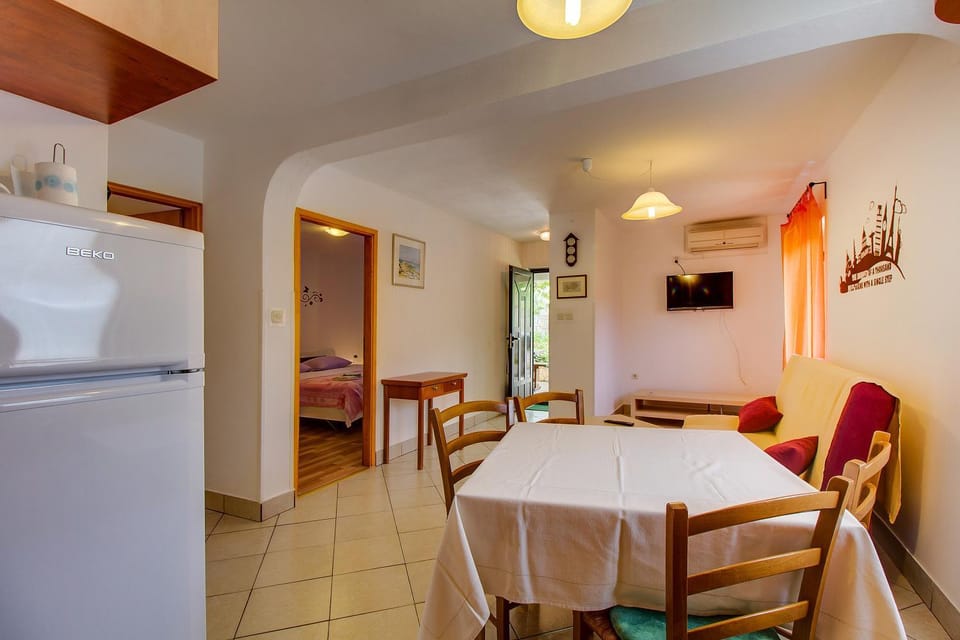 TV and multimedia, Coffee/tea facilities, Kitchen or kitchenette, Living room, Seating area, Dining area