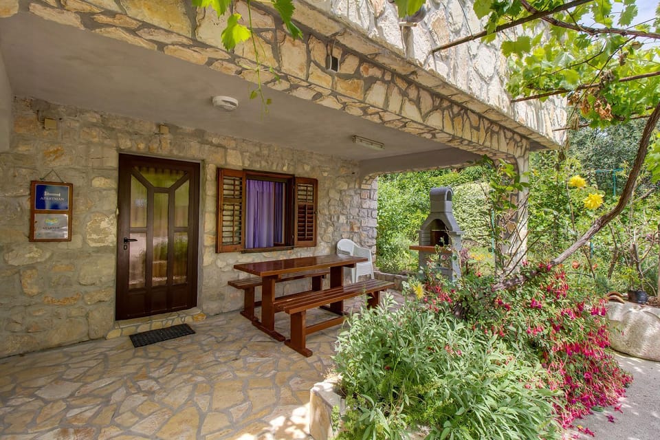 Patio, Facade/entrance, Spring, Day, Neighbourhood, Natural landscape, BBQ facilities, Garden, Balcony/Terrace, Seating area, On site, Garden view, Family
