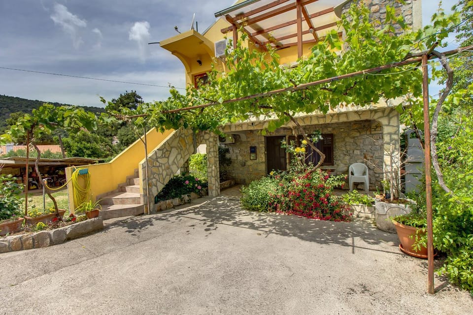 Patio, Facade/entrance, Garden, Balcony/Terrace, Garden view