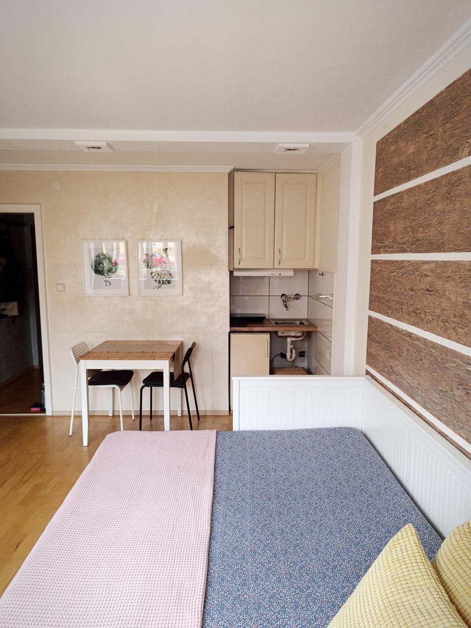 Bed, Kitchen or kitchenette, Photo of the whole room, Seating area, Dining area, stove