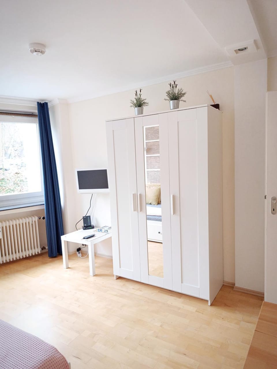 TV and multimedia, Photo of the whole room, Bedroom, internet, wardrobe