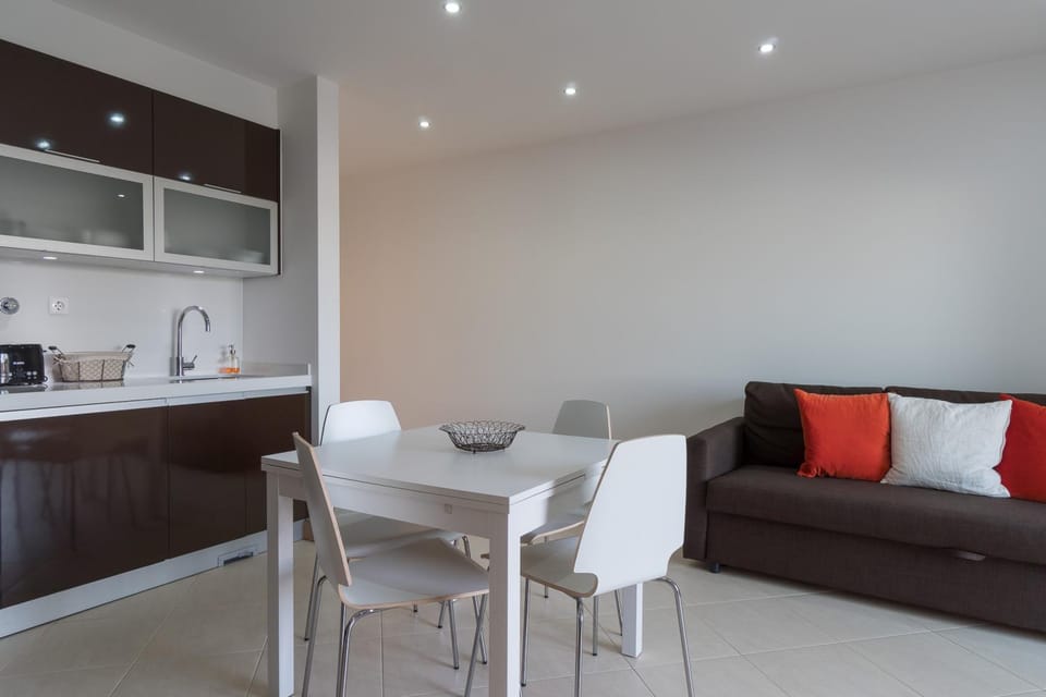 Kitchen or kitchenette, Living room, Seating area, Dining area