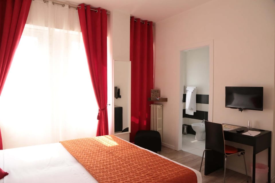Toilet, Bed, Bathroom, TV and multimedia