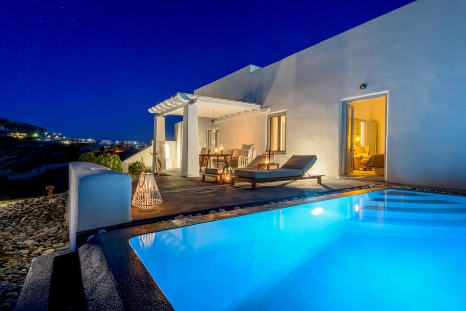 Property building, Patio, Facade/entrance, Night, Natural landscape, Balcony/Terrace, Living room, Lounge or bar, Seating area, Swimming pool, Swimming pool, sunbed