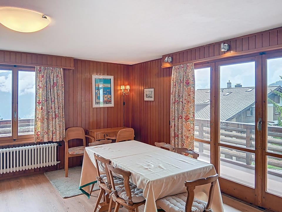 Seating area, Dining area