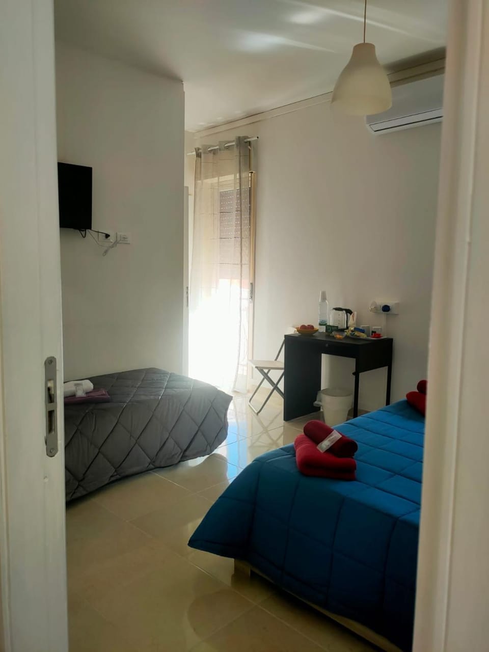 Bed, TV and multimedia, Photo of the whole room, Bedroom, towels, air conditioner