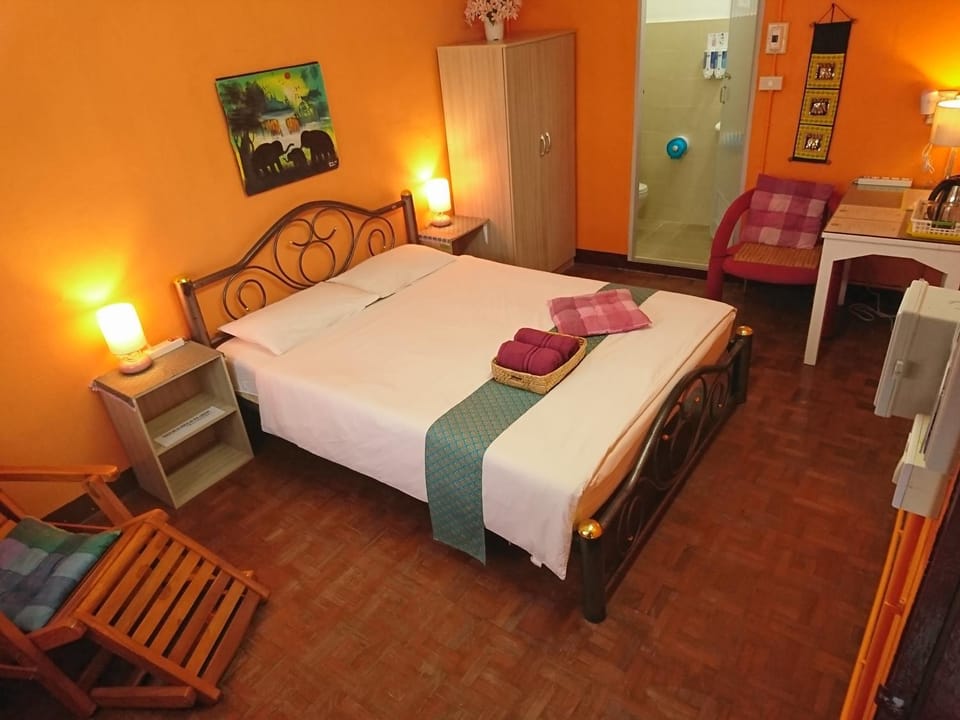 Bed, Photo of the whole room, Decorative detail, Bedroom, On site, Quiet street view, towels
