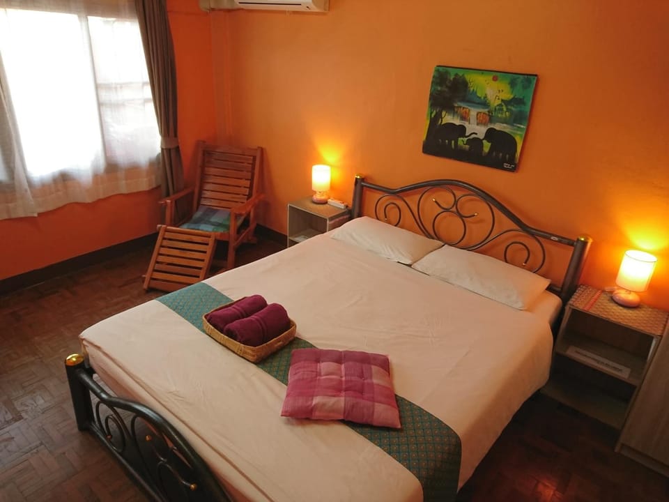 Bed, Photo of the whole room, Decorative detail, Bedroom, On site, Quiet street view, towels