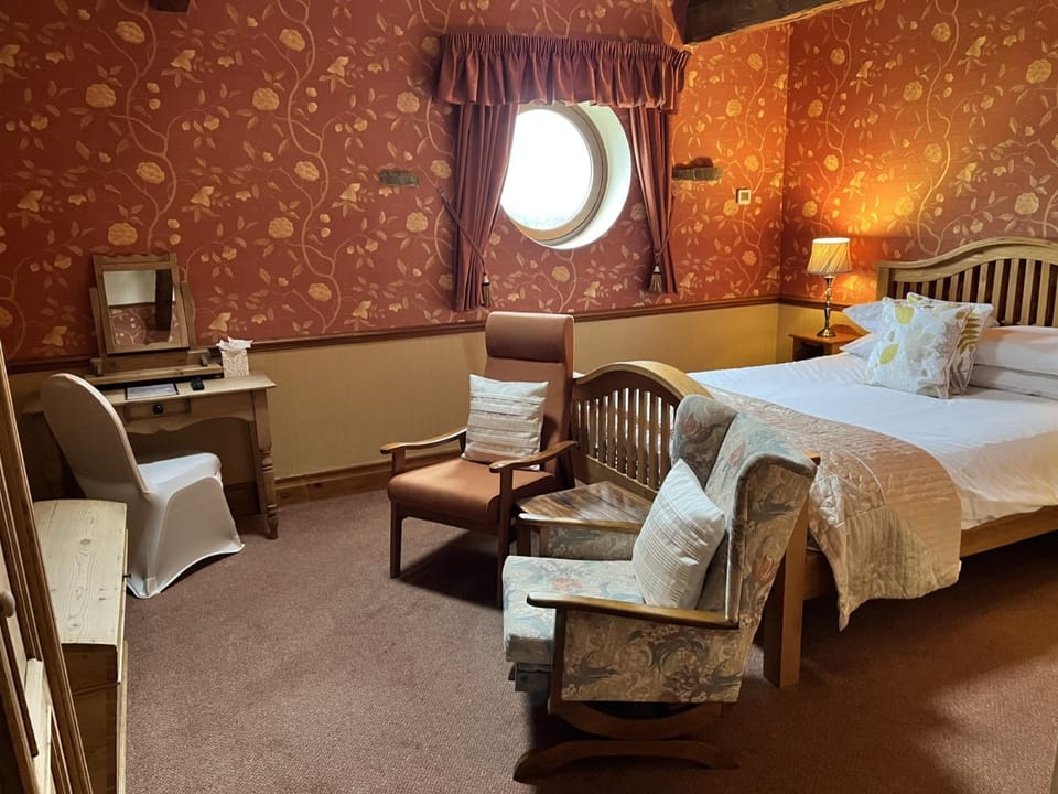 Bed, Photo of the whole room, Seating area, Bedroom