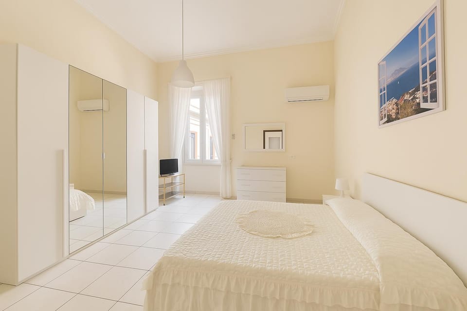 TV and multimedia, Photo of the whole room, Bedroom, wardrobe, air conditioner