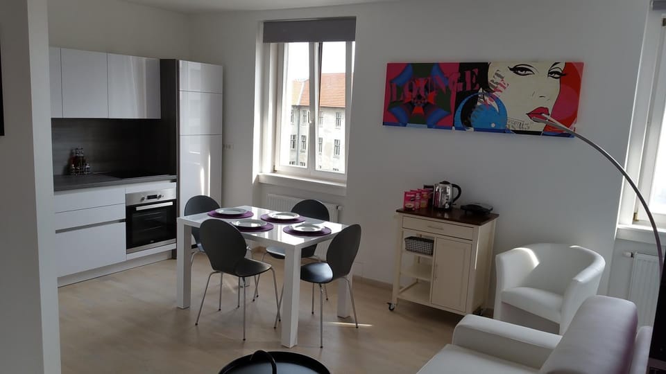 Kitchen or kitchenette, Dining area