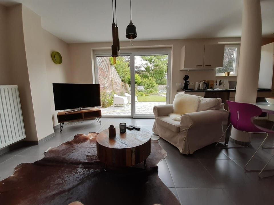 TV and multimedia, Balcony/Terrace, Living room, Garden view