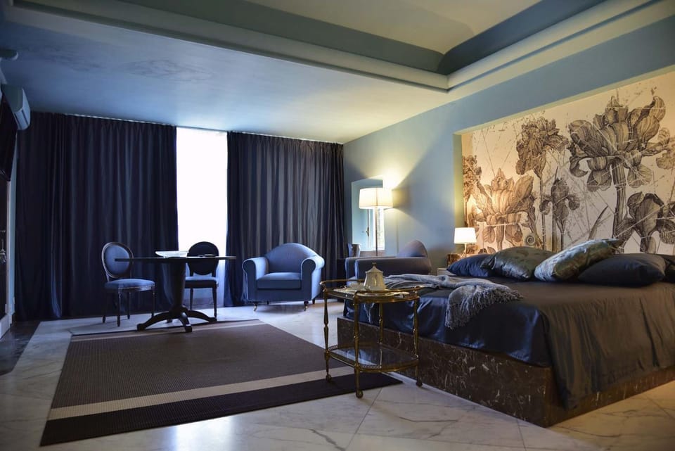 Photo of the whole room, Seating area, Bedroom