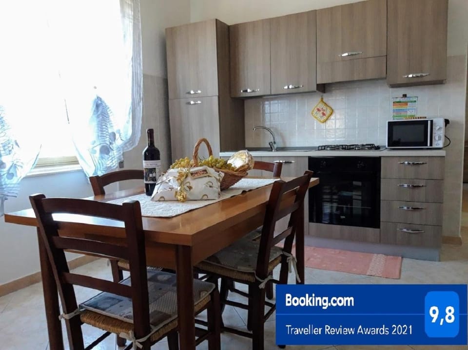Kitchen or kitchenette, Decorative detail, Dining area