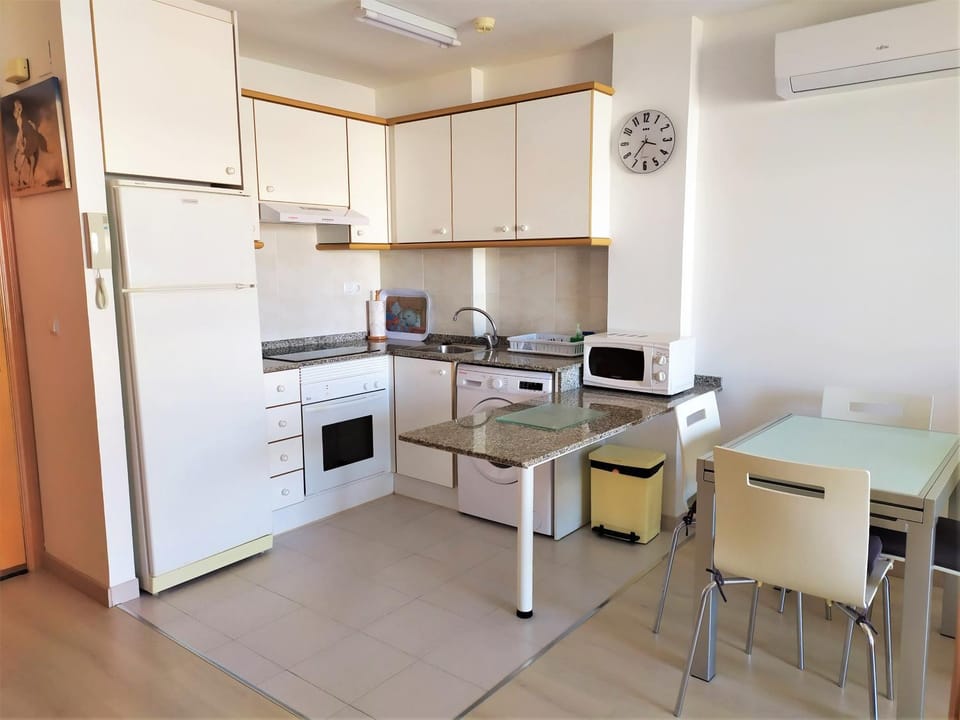 Kitchen or kitchenette, Dining area, oven, stove