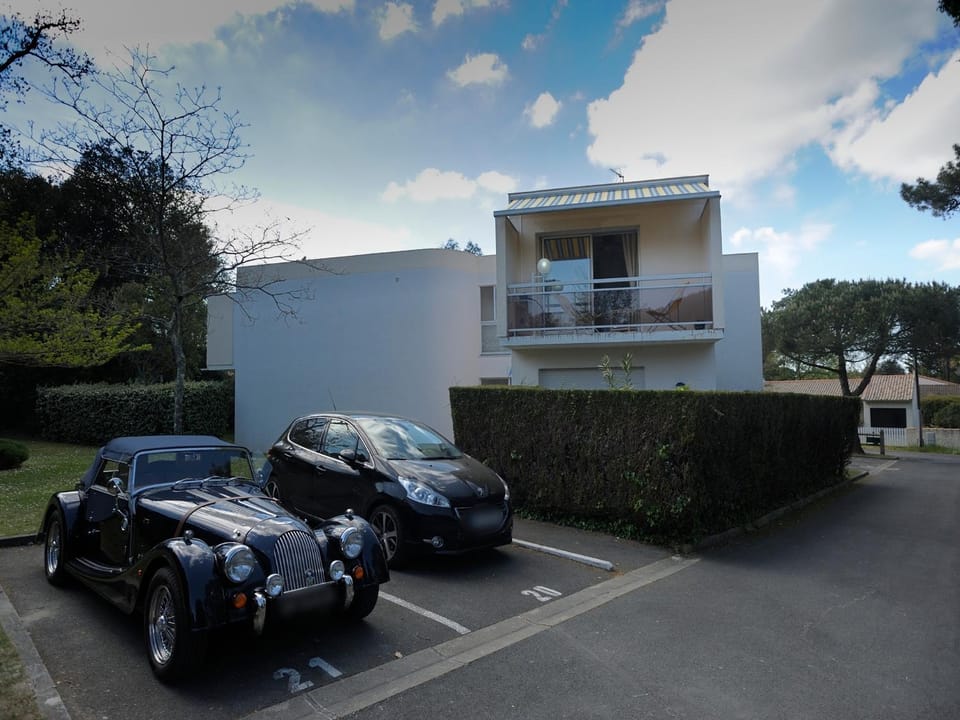 Property building, Facade/entrance, Parking