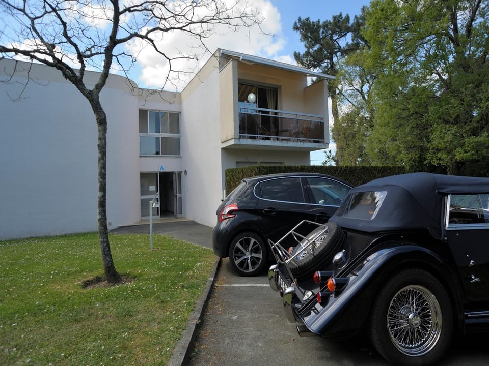 Property building, Facade/entrance, Parking