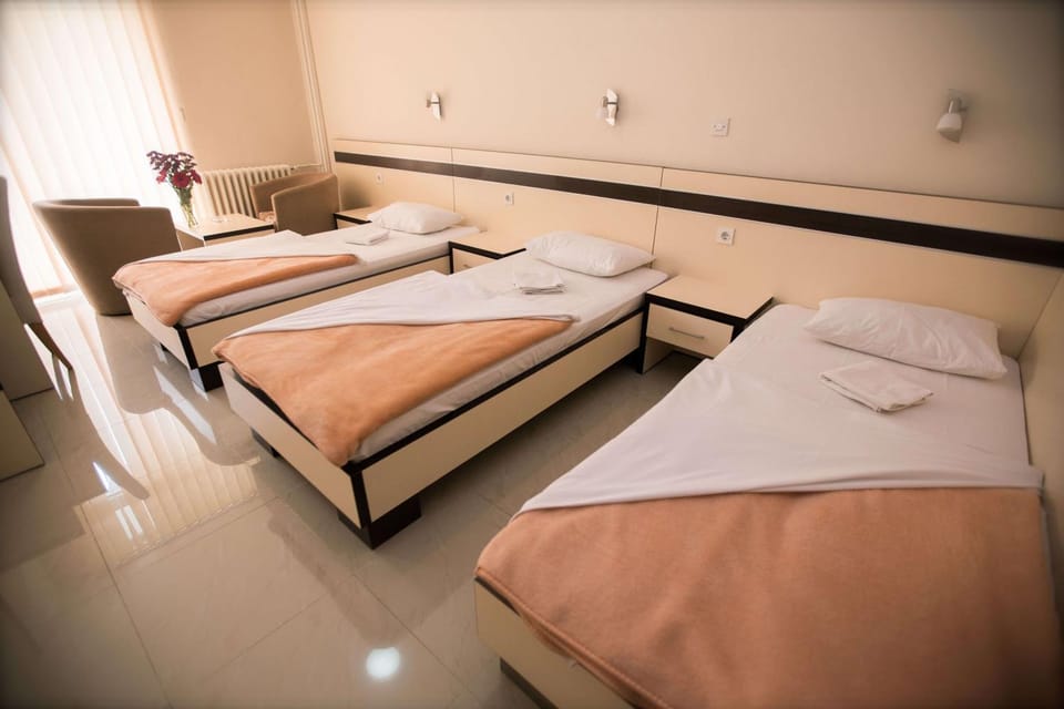 TV and multimedia, Seating area, Bedroom