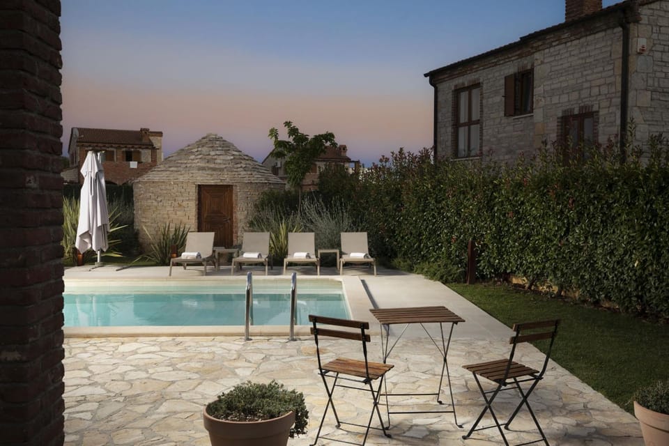 Patio, Swimming pool, sunbed