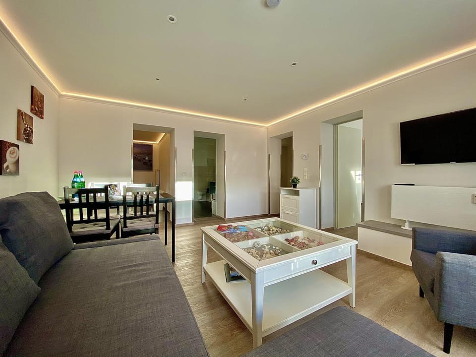 TV and multimedia, Coffee/tea facilities, Living room, Seating area, Dining area, Non alcoholic drinks, Family