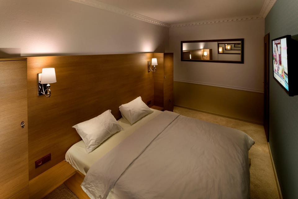 Bed, TV and multimedia, Photo of the whole room, Bedroom